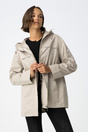 Veste longue beige mi-saison Tiffosi femme, légère, avec capuche élastiquée, fermeture zip + boutons, deux poches avant. Disponible du XS au XL. Collection Automne-Hiver 2025
