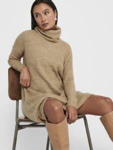 Femme portant différentes robes de saison – robes légères d’été en lin, robes fleuries de printemps, robes chics d’automne et robes pull d’hiver, collection Casual Senas