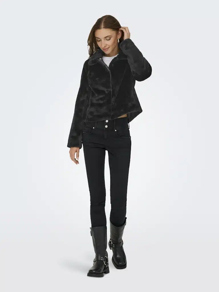 Veste noire fausse fourrure JDY femme automne hiver 2025" alt="Veste courte noire fausse fourrure JDY femme col étalé manches longues avec poches