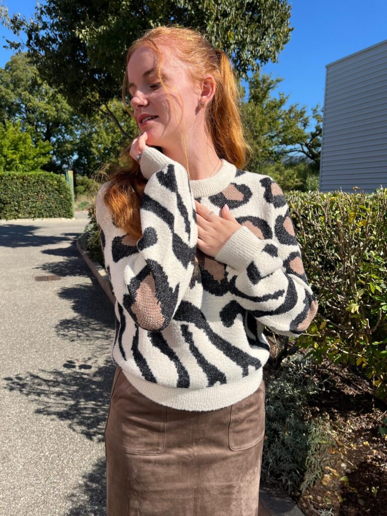 mademoiselle paca 2018 présente le pull motif léopard beige 