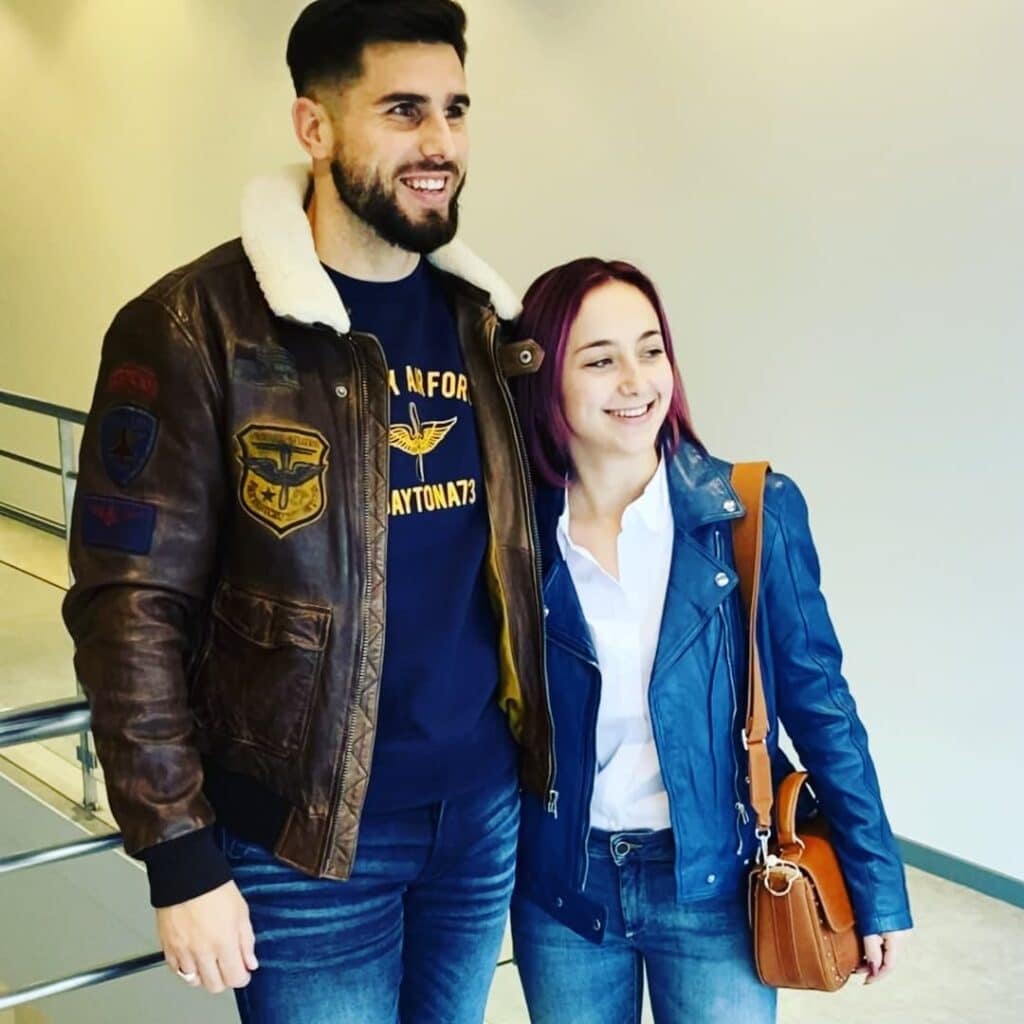 photo de couple mettant à lhonneur la collection de veste en cuir pour homme et femme  