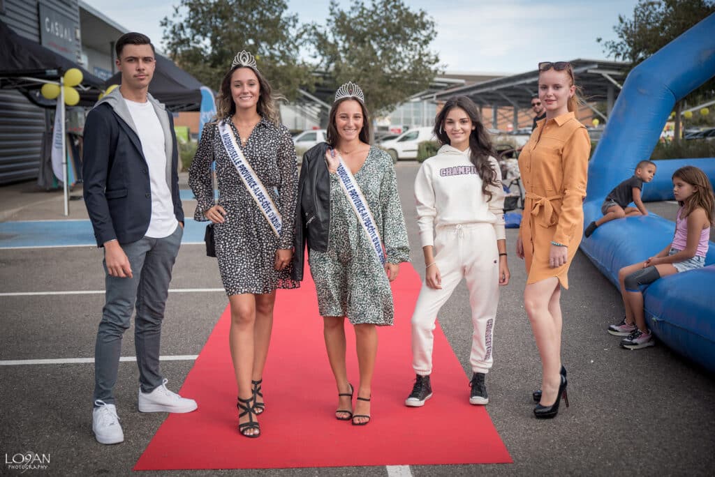 Défilé de mode devant la boutique casual senas avec la présence de mademoiselles paca