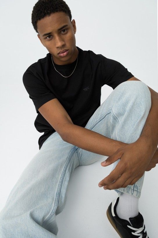 Adoptez le style urbain avec le t-shirt noir TIFFOSI pour ado garçon. 100% coton, logo TYCW brodé poitrine, coupe ample tendance. Collection 2026