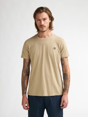Tee-shirt homme beige clair sable "Light Tan" 100% coton Petrol Industries col rond logo poitrine nouvelle collection printemps été 2026 boutique Casual Sénas.