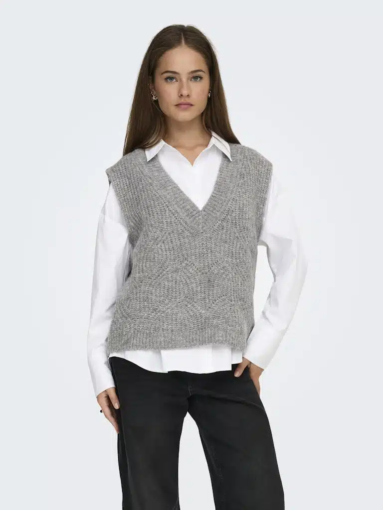 Pull sans manches femme ONLY Gila gris chiné, tricot plat souple, col en V, style gilet tricoté sans manches, collection printemps été 2026 boutique Casual Sénas.