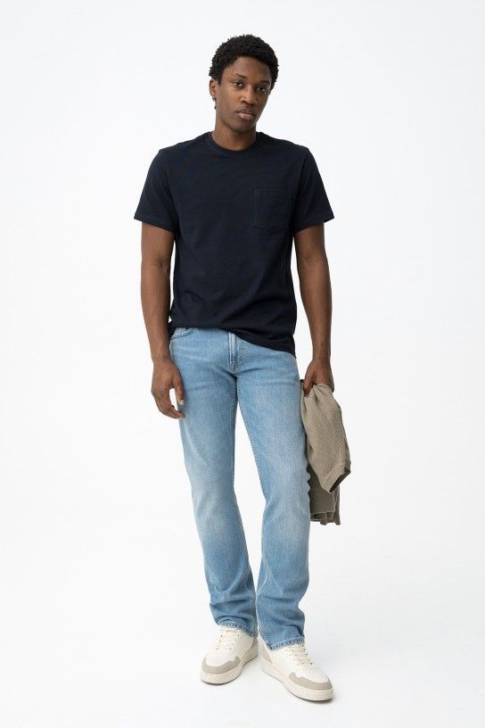 Jean bleu clair premium Tiffosi LEO Red Selvage, coupe straight homme, détail liseré rouge sur le revers, toile robuste 13 oz, certifié Vegan, collection Printemps-Été 2026 boutique Casual Sénas.