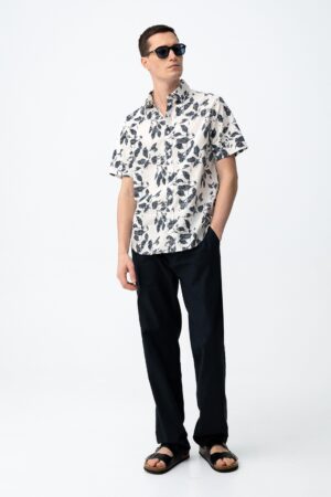 Pantalon chino homme Tiffosi CHINOH95 coloris bleu, mélange coton et lin respirant, coupe ample relax fit avec taille élastique, disponible chez Casual Sénas.