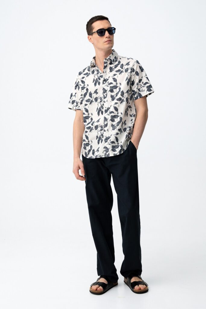 Pantalon chino homme Tiffosi CHINOH95 coloris bleu, mélange coton et lin respirant, coupe ample relax fit avec taille élastique, disponible chez Casual Sénas.