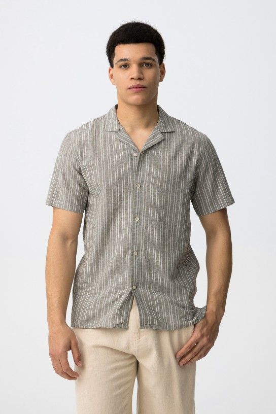 Chemise homme Tiffosi manches courtes kaki à rayures verticales, col ouvert camp collar, mélange lin et coton, collection été 2026.