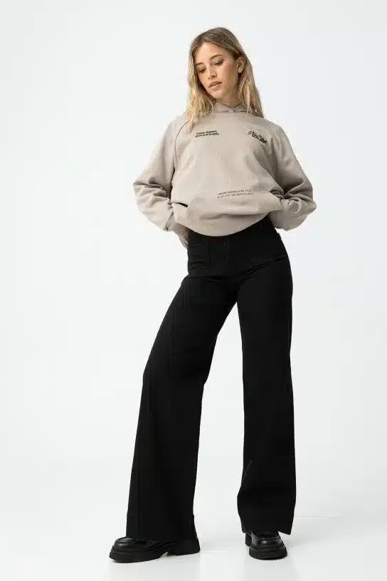 Jean noir taille haute Tiffosi pour adolescente, coupe large tendance disponible du XXS au L dans votre concept store Casual Sénas proche de Salon-de-Provence.
