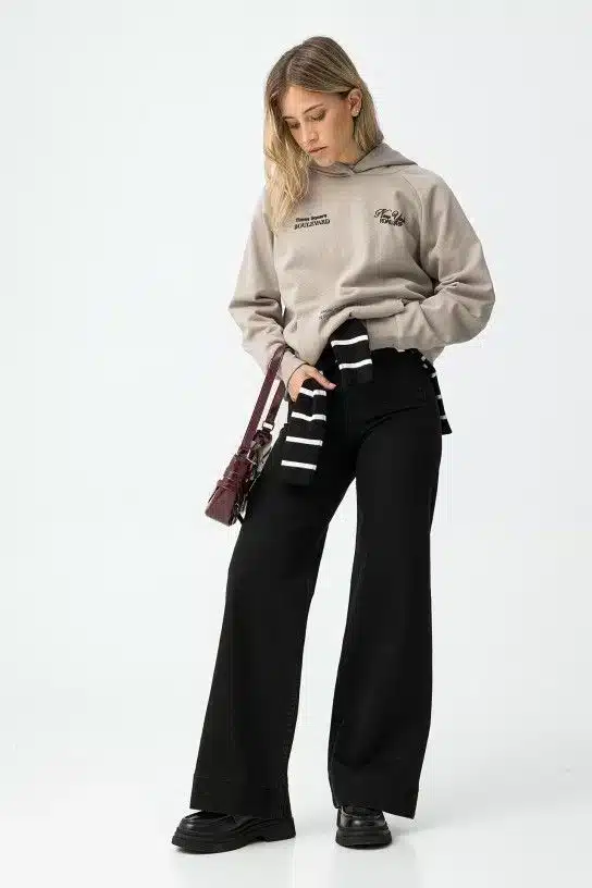 Tenue ado fille look urbain avec jean large noir Tiffosi et sweat beige, alliance parfaite entre confort et style pour le lycée, sélection mode ado Casual Sénas.