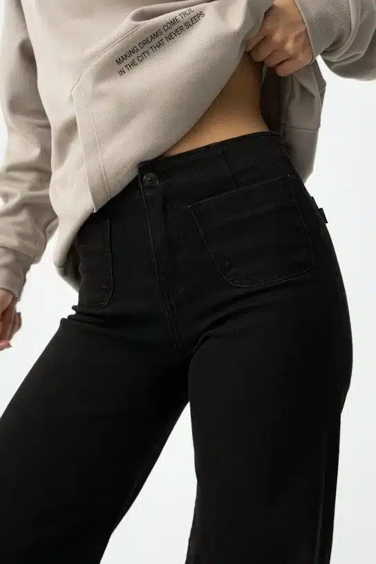 Détail du jean noir coupe large Tiffosi pour ado fille, tissu stretch extensible et taille haute confortable, nouvelle collection hiver 2025 chez Casual Sénas.