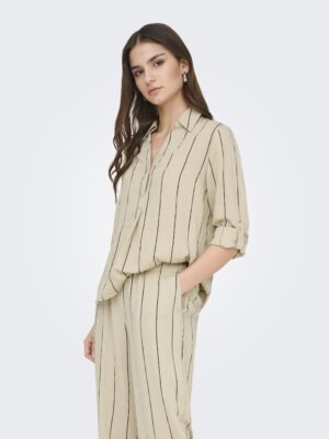 Chemisier beige JDY pour femme à fines rayures noires, manches 3/4, col chemise classique, collection printemps 2026 Casual Sénas.