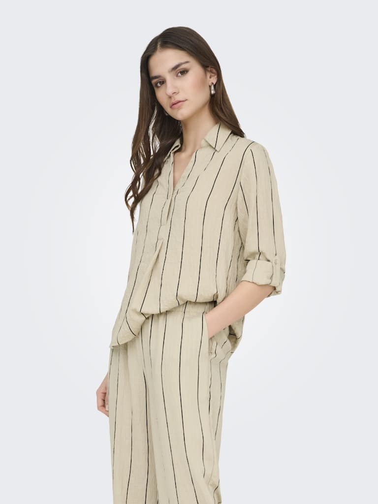 Chemisier beige JDY pour femme à fines rayures noires, manches 3/4, col chemise classique, collection printemps 2026 Casual Sénas.