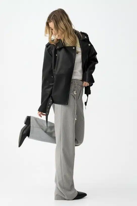 Ado fille portant le pantalon large Tiffosi OLLIE gris à rayures, silhouette fluide et confortable pour le lycée, alternative stylée au jean slim chez Casual Sénas.