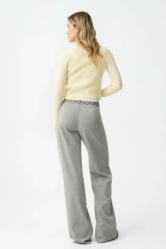 Gros plan sur le pantalon large gris à rayures fines Tiffosi OLLIE pour ado fille, collection printemps-été 2026, disponible chez Casual Sénas.