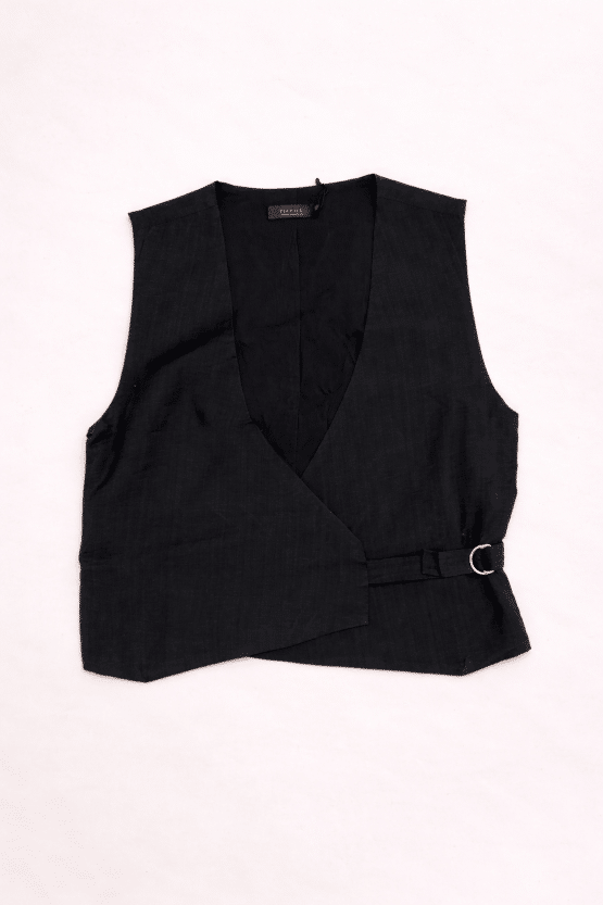 Gilet cache-cœur noir sans manches pour femme Tiffosi KIM1C, fermeture anneau métallique, collection printemps été 2026 boutique Casual Sénas.
