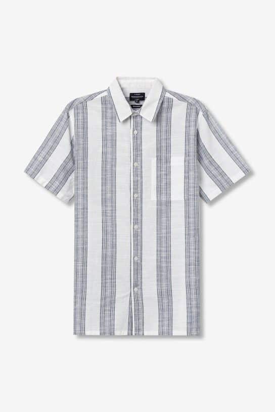 Chemise blanche manches courtes à rayures horizontales bleues Tiffosi modèle MAURITZ, tissu coton gaufré respirant, look estival homme, collection Printemps-Été 2026 boutique Casual Sénas.