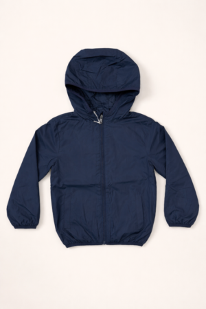 Veste coupe-vent bleu uni pour garçon Zippy, fermeture zippée, capuche et finitions élastiquées, matière légère 100% polyester, collection printemps été 2026 boutique Casual Sénas.