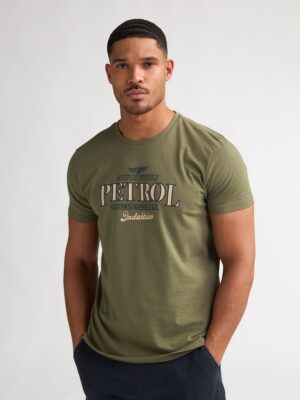 T-shirt homme kaki Petrol Industries collection été 2026 en coton biologique, coloris Dusty Army, coupe regular fit.