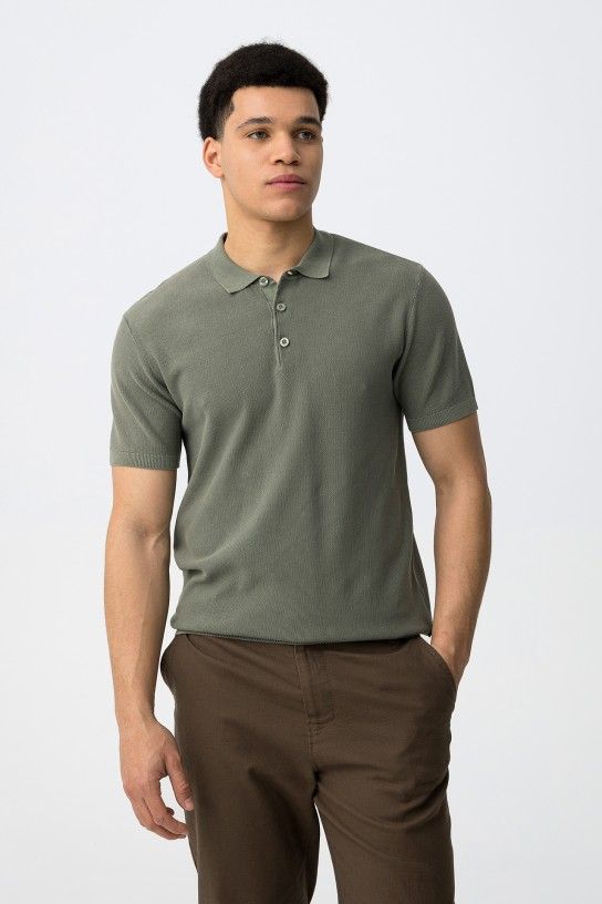 Polo manches courtes homme Tiffosi Wonder vert sauge, maille fine texturée, col classique boutonné, finitions bord-côte, coupe confortable collection printemps été 2026 boutique Casual Sénas.