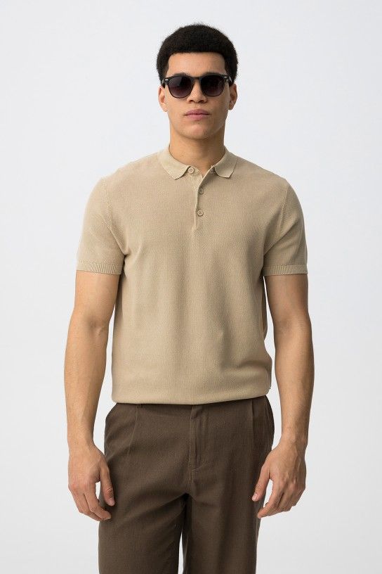 Polo manches courtes homme Tiffosi Wonder beige, maille fine texturée, col classique boutonné, finitions bord-côte, coupe confortable collection printemps été 2026 boutique Casual Sénas.