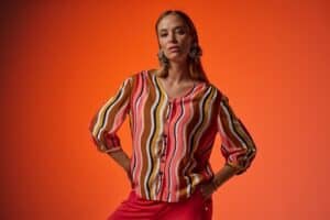 Chemisier femme Etymologie orange et coloré en viscose recyclée, manches 3/4 et col V, mode écoresponsable 2026 Casual Sénas.