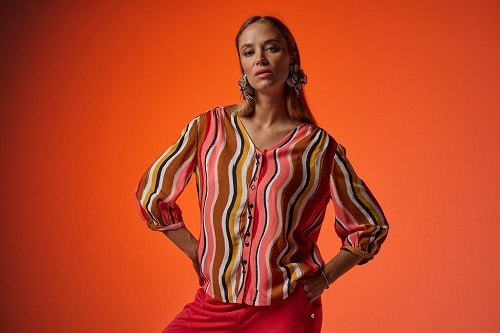 Chemisier femme Etymologie orange et coloré en viscose recyclée, manches 3/4 et col V, mode écoresponsable 2026 Casual Sénas.