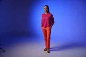 Pantalon chino femme orange vibrant Etymologie, coupe confortable en coton stretch, collection été 2026 Casual Sénas.