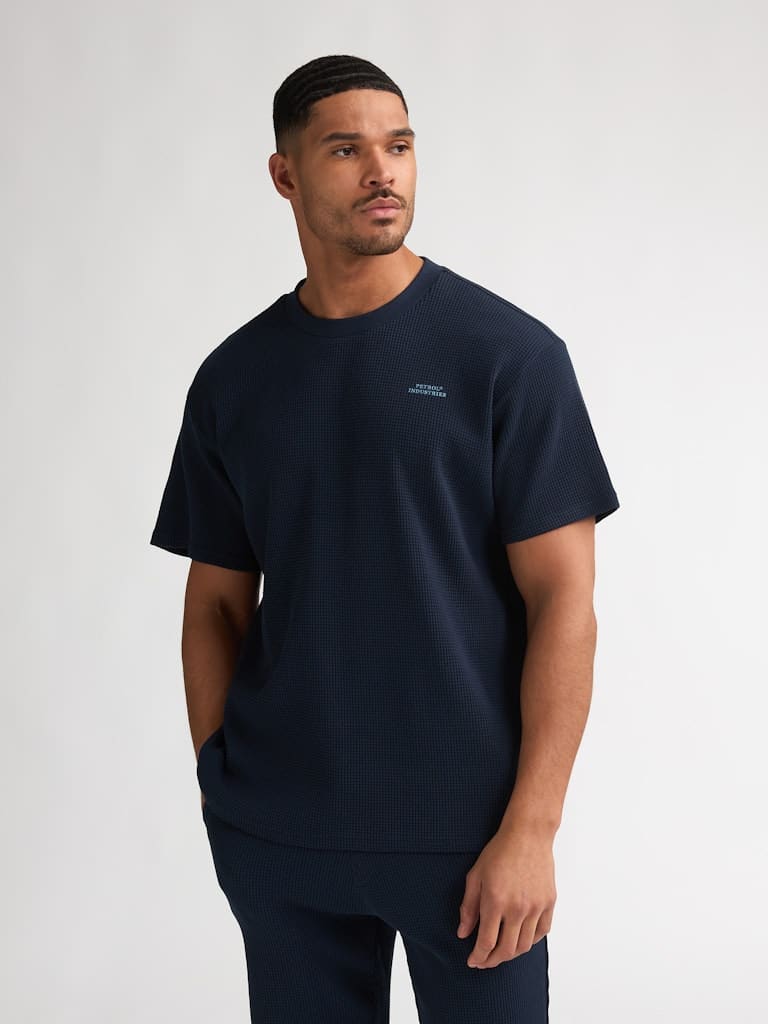 T-shirt homme Petrol Industries bleu marine en maille gaufrée waffle, 100% coton texture relief, collection été 2026 Casual Sénas.