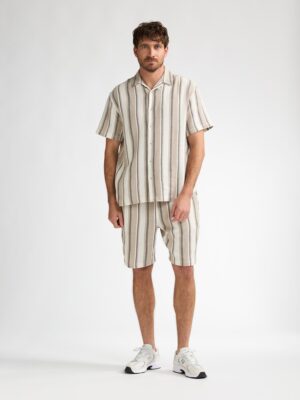 Chemise homme Petrol Industries beige à rayures verticales brun et écru, col bowling, 100% coton texturé, collection été 2026 Casual Sénas.