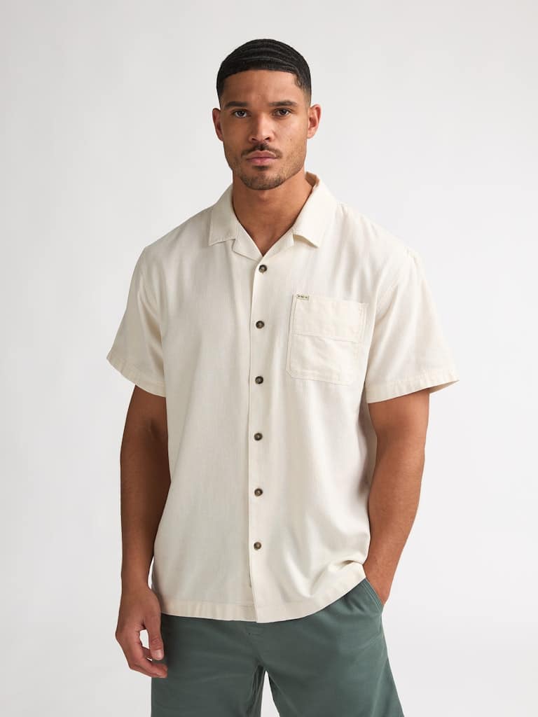 Chemise manches courtes homme Petrol Industries beige écru, coupe décontractée avec col bowling et poche poitrine, collection printemps-été 2026 boutique Casual Sénas.