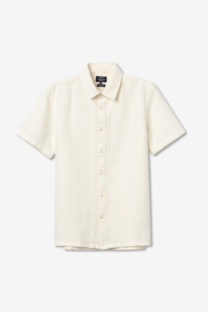 Chemise homme Tiffosi modèle Verona coloris beige en 100% coton texturé, col classique et coupe moderne, disponible chez Casual Sénas.