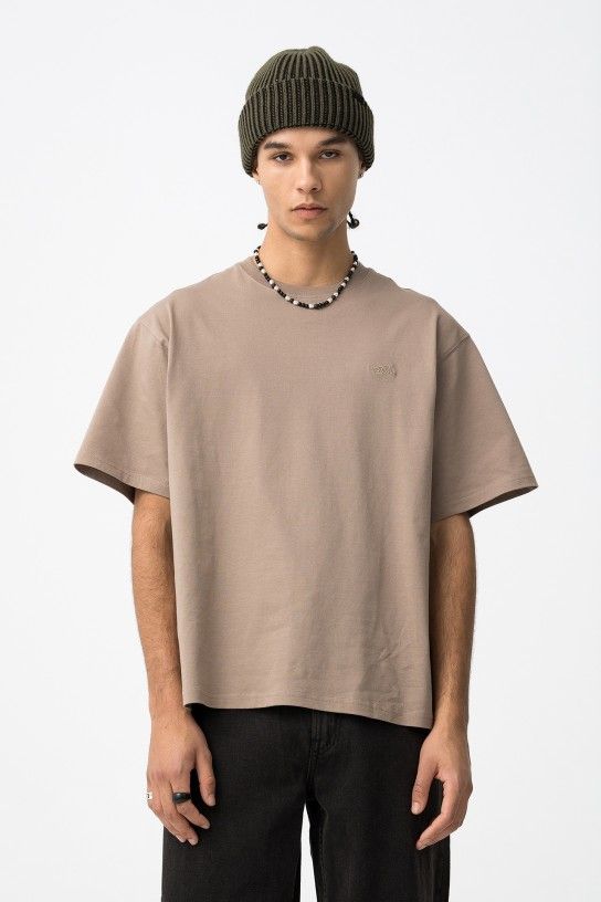 T-shirt beige pour ado garçon avec logo TYCW brodé sur la poitrine, coupe ample Tiffosi, disponible chez Casual Sénas.