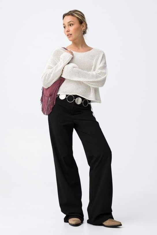 Pantalon chino noir Pantalon chino noir coupe large Tiffosi pour femme, style casual chic, disponible chez Casual Senas à Sénas (13560) entre Salon-de-Provence et Avignon.