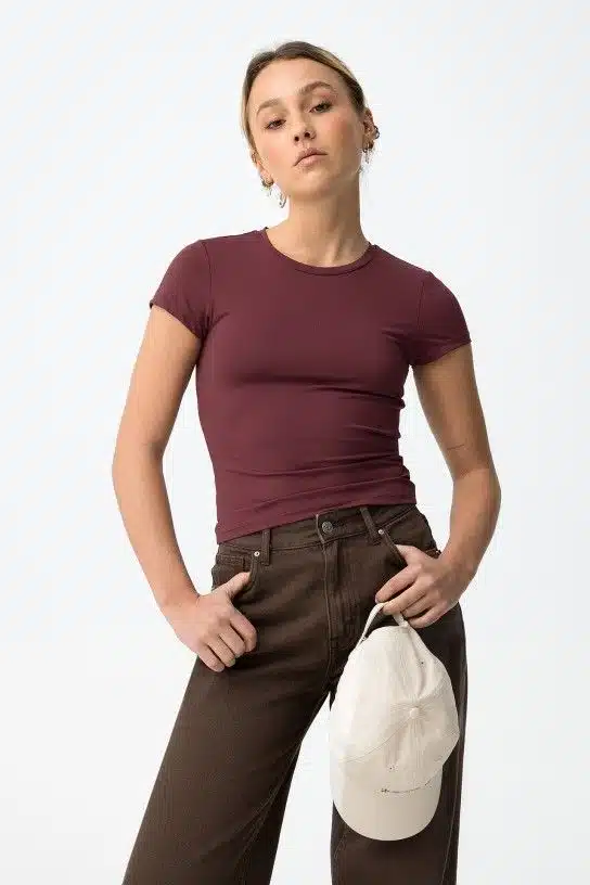 T-shirt bordeaux court femme Tiffosi FOFA1 collection TYW rouge foncé polyamide stretch ajusté Casual Sénas mode urbaine