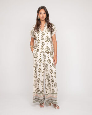 Chemisier femme fluide beige avec motifs graphiques kaki, boutons en bois et manches courtes, collection OFELIA de Dona Lisa chez Casual Sénas.