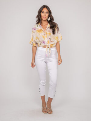 Chemisier fluide beige pour femme avec imprimé floral jaune et lilas, détails brodés délicats et lien à nouer à la taille, collection OWANIE de Dona Lisa chez Casual Sénas.