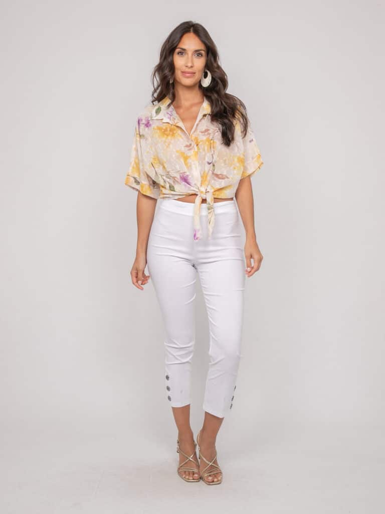 Chemisier fluide beige pour femme avec imprimé floral jaune et lilas, détails brodés délicats et lien à nouer à la taille, collection OWANIE de Dona Lisa chez Casual Sénas.