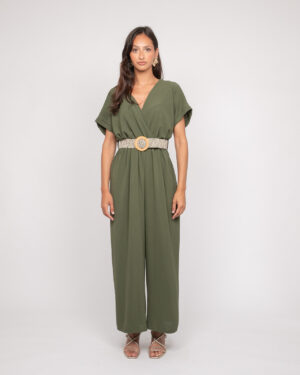 Combinaison pantalon femme verte kaki en tissu fluide, manches courtes et décolleté cache-cœur avec ceinture boucle bois, collection EVALA de Dona Lisa chez Casual Sénas.