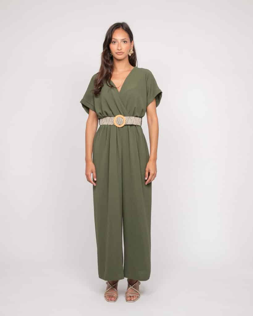 Combinaison pantalon femme verte kaki en tissu fluide, manches courtes et décolleté cache-cœur avec ceinture boucle bois, collection EVALA de Dona Lisa chez Casual Sénas.