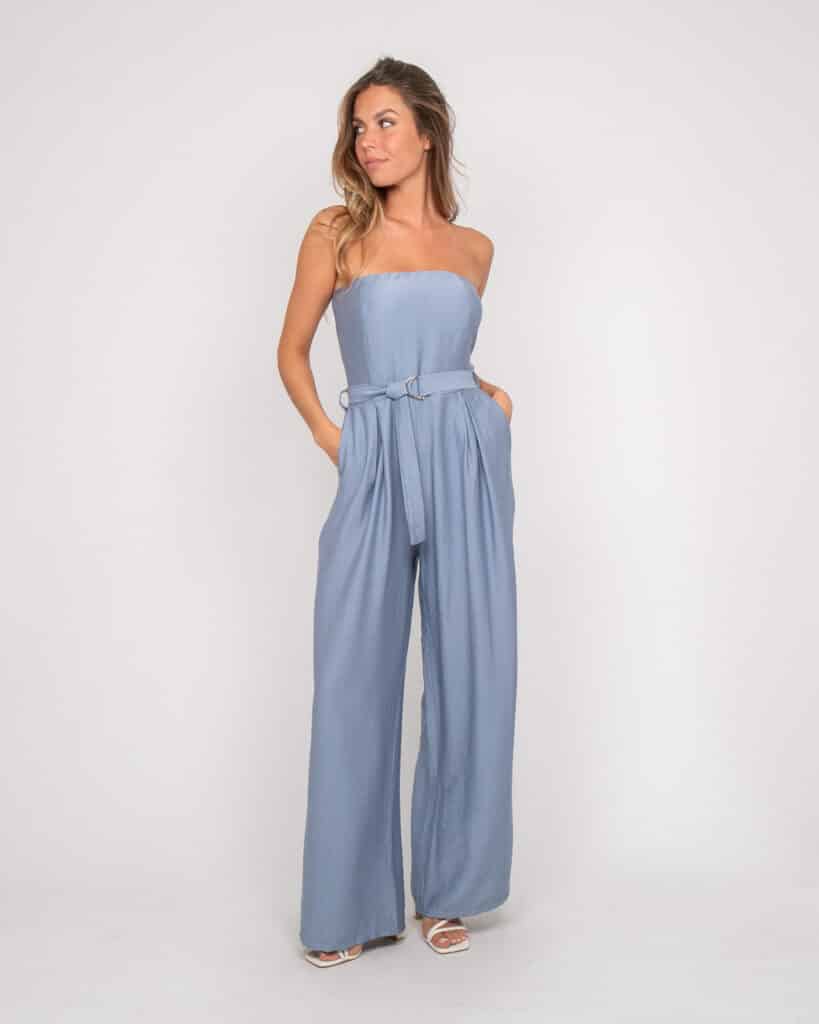 Combinaison pantalon bustier bleu doux pour femme, coupe fluide jambes larges avec ceinture, collection EVILIA de chez Dona Lisa, disponible à la boutique Casual Sénas.