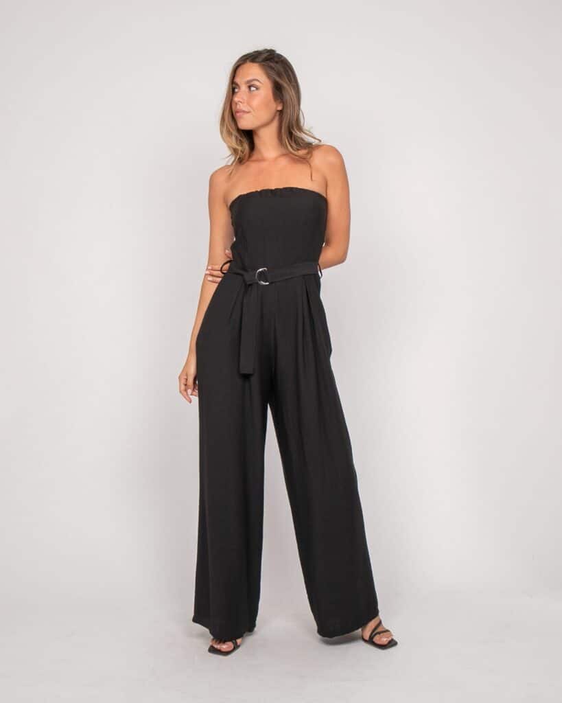 Combinaison bustier noire femme Dona Lisa Evilia pantalon large fluide ceinture boucle métallique épaules dénudées style chic soirée Casual Sénas mode 2026