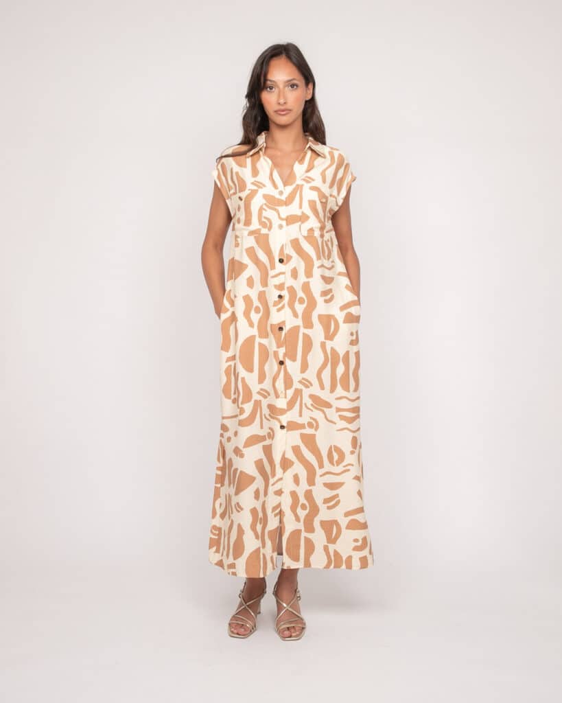 Robe longue beige à motif graphique femme Dona Lisa Isaline sans manches col chemise boutonnée matière coton extensible style bohème chic Casual Sénas mode 2026