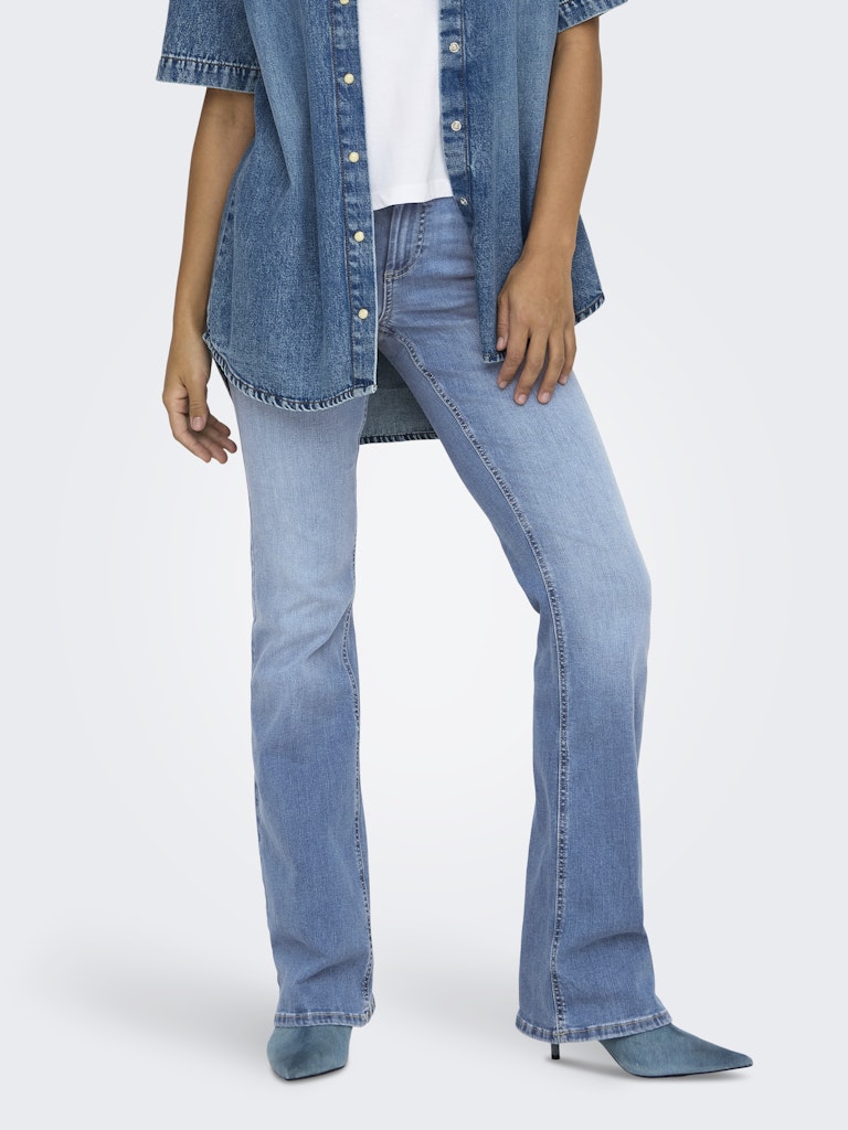 Jean évasé femme ONLY Blush bleu délavé moyen, denim ultra-extensible en coton biologique, coupe flare ajustée aux cuisses, collection printemps été 2026 boutique Casual Sénas.
