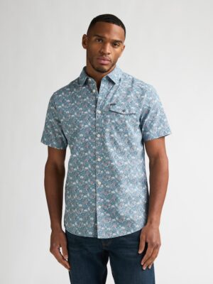 Chemise homme bleue à motif fleuri Petrol Industries manches courtes, collection printemps-été 2026, disponible chez Casual Sénas.