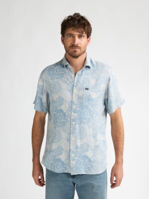 chemise homme bleue motif fleuri manches courtes viscose été Petrol Industries portée en extérieur été