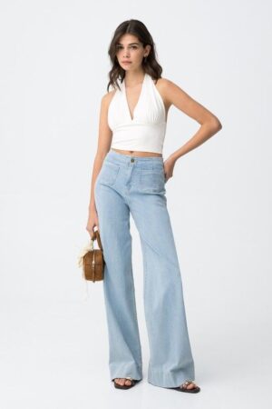 Ce jean tiffosi mia3 bleu clair est le jean large femme tendance 2026 incontournable, offrant une coupe jean wide leg jeune femme avec une taille haute 15-25 ans en denim stretch été, disponible dès maintenant dans votre boutique vêtements 13 préférée pour une mode femme sénas au top.