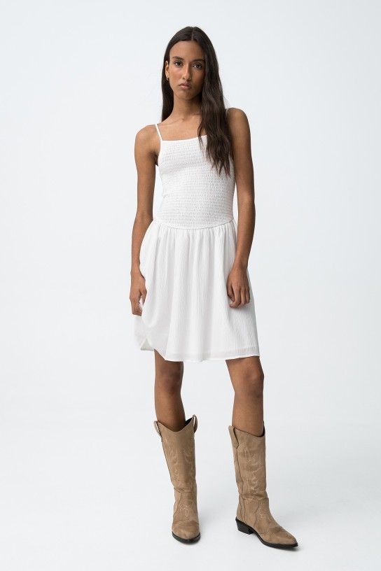 robe blanche courte femme bretelles fines fluide été élégante portée en Provence style casual chic