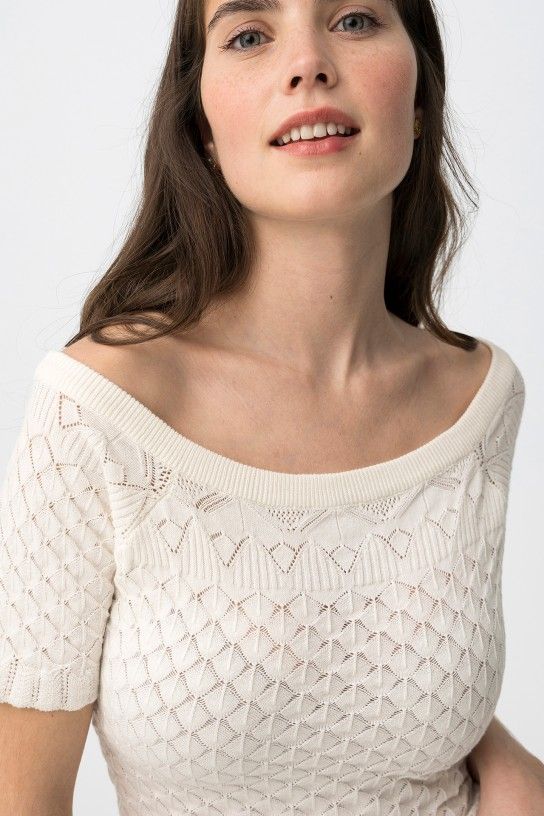 Ce top beige manches courtes maille ajourée tiffosi nomad est le top femme ajusté idéal pour un look été femme tendance, offrant un style maille ajourée femme chic disponible chez Casual Sénas, votre boutique vêtements 13.